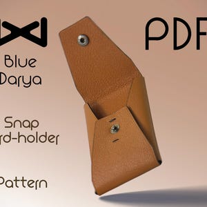 Op de afbeelding: Een bruinleren kaarthouder met drukknop, open om de binnenkant te laten zien. De tekst "Blue Darya" en "Snap card-holder Pattern" is in het zwart weergegeven. Het woord "PDF" is ook in het zwart weergegeven.