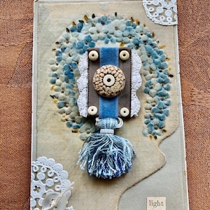 Petit jeton…. lumineuse, broche faite main sur carte postale ancienne, cadeau d'anniversaire pour elle, ruban gros-grain velours dentelle au crochet vintage