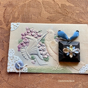 Kleiner Token, Vintage tschechoslowakischer Strass-Knopf auf Holz-Knopf-Halsketten-Anhänger, begabt auf antike Postkarte, Geschenk für ihren Geburtstag