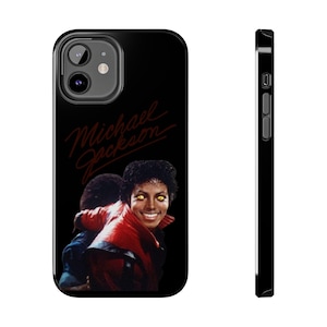 Puede incluir: Funda de teléfono negra con un retrato de Michael Jackson con una chaqueta roja, con el texto "Michael Jackson" en cursiva. La imagen tiene un fondo negro y un acabado brillante.