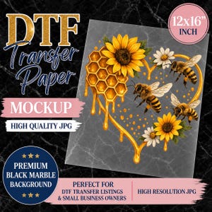 Op de afbeelding: DTF transferpapier mockup met een zwarte marmeren achtergrond. Het ontwerp toont een hartvormige opstelling van zonnebloemen, bijen en honingraten. Het papier meet 30,48 x 40,64 cm en is gelabeld "High Quality JPG."