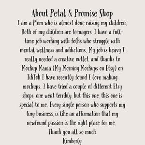 Pu&ograve; includere: Sfondo color crema con testo nero. Il testo recita "About Petal & Promise Shop" seguito da un messaggio personale di Kimberly, la proprietaria del negozio, sul suo negozio Etsy e il suo sfogo creativo.