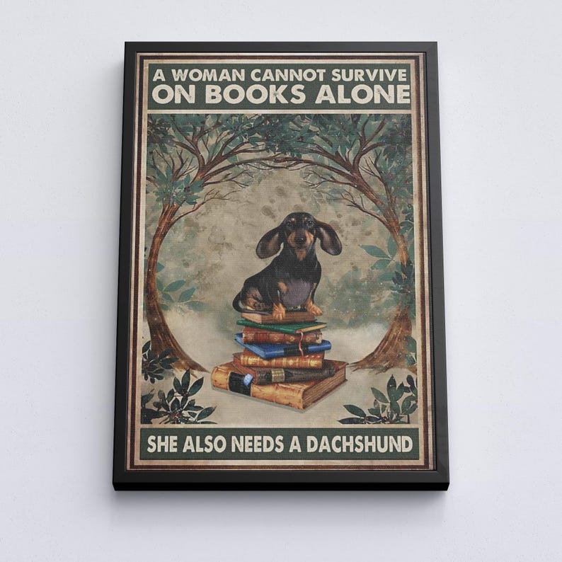 Peut inclure: Impression encadr&eacute;e avec un teckel assis sur des livres. Le texte "A Woman Cannot Survive on Books Alone, She Also Needs a Dachshund" est &eacute;crit dans une police d&eacute;corative, sur un fond de nature.
