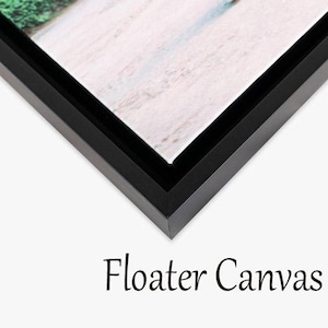 Peut inclure: Un cadre flottant noir entoure une impression sur toile. La toile a une surface blanche et claire. Les mots "Floater Canvas" sont &eacute;crits en police script &agrave; la base de l'image.