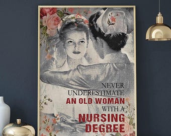 Ne sous-estimez jamais une vieille femme avec une affiche de diplôme en soins infirmiers, cadeau pour une infirmière praticienne à la retraite, art mural, impression d'infirmière vintage