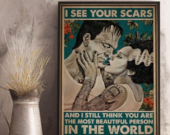 Puede incluir: Póster enmarcado con una ilustración romántica de Frankenstein y su novia. La pareja se representa en un tierno abrazo, con el texto "I SEE YOUR SCARS" y "AND I STILL THINK YOU ARE THE MOST BEAUTIFUL PERSON IN THE WORLD".