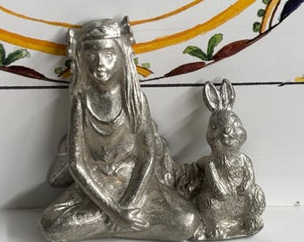 Figura de hada con conejito, hecha de peltre