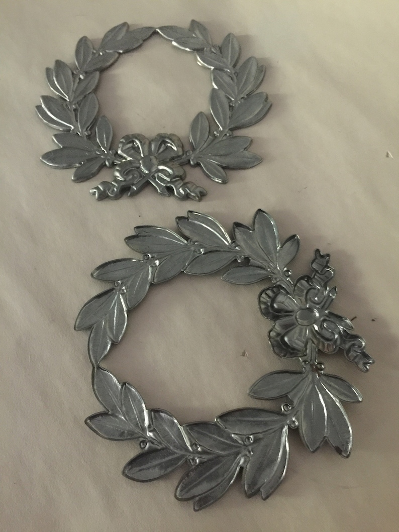 Laurel Wreath Garland Frame in Steel 1pc image 3