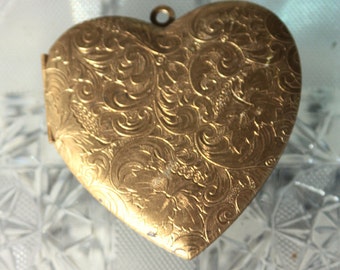 Jumbo Embossed Heart Locket (1 pc)