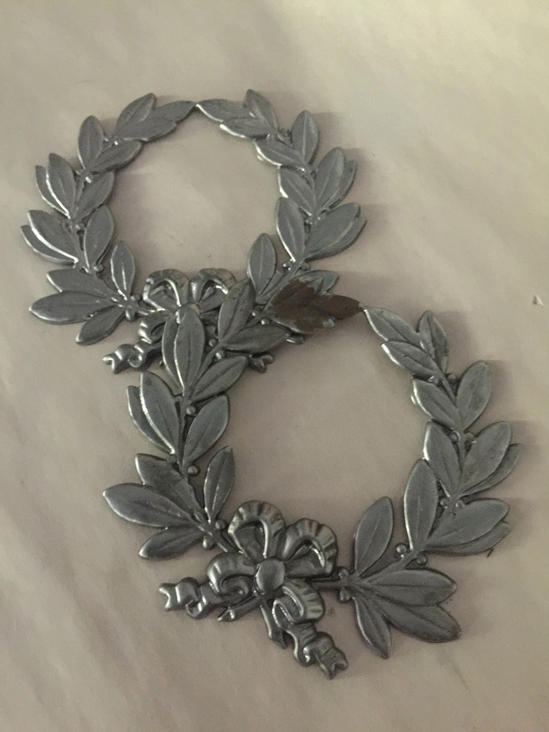 Laurel Wreath Garland Frame in Steel 1pc image 2