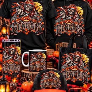 Puede incluir: Una camiseta, sudadera, vaso, taza, bolsa y gorra negras con un gráfico de un esqueleto con uniforme de fútbol americano sosteniendo un balón, calabazas, hojas de otoño y la palabra BENGALS en una fuente audaz y estilizada.