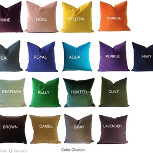 Pode incluir: Uma cole&ccedil;&atilde;o de almofadas quadradas em v&aacute;rias cores, incluindo vinho, rosa, amarelo, laranja, verde-azulado, azul royal, &aacute;gua, roxo, marinho, espuma do mar, kelly, ca&ccedil;ador, azeitona, castanho, camelo, cinza e lavanda. Cada almofada tem um nome de cor.