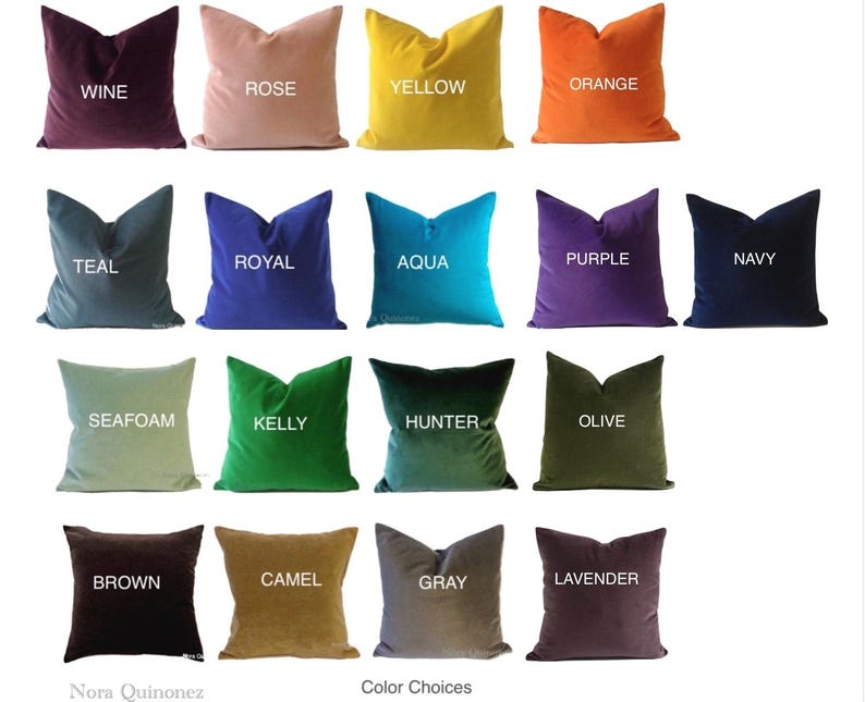 Pode incluir: Uma cole&ccedil;&atilde;o de almofadas quadradas em v&aacute;rias cores, incluindo vinho, rosa, amarelo, laranja, verde-azulado, azul royal, &aacute;gua, roxo, marinho, espuma do mar, kelly, ca&ccedil;ador, azeitona, castanho, camelo, cinza e lavanda. Cada almofada tem um nome de cor.