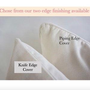 Pode incluir: Close-up de duas capas de almofada brancas, mostrando op&ccedil;&otilde;es de acabamento de bordas. Uma apresenta uma borda de faca, a outra uma borda com debrum. O texto no topo diz "Chose from our two edge finishing available."