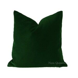 Pode incluir: Uma almofada quadrada de veludo verde esmeralda. A almofada tem uma textura macia e felpuda e um design cl&aacute;ssico. A almofada &eacute; de cor s&oacute;lida e &eacute; adequada para uma variedade de estilos de decora&ccedil;&atilde;o.