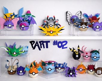 Könnte beinhalten: Eine Sammlung farbenfroher, stilisierter Figuren, die Pokémon-Charakteren ähneln, auf transparenten Acryl-Präsentationsständern vor weißem Hintergrund ausgestellt. Die Figuren sind in verschiedenen Farben wie Blau, Lila, Gelb und Orange gehalten und weisen komplizierte Details auf. Der Text "PART #02" ist sichtbar.