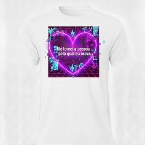 May include: White t-shirt with a neon purple heart design set against a grid. The heart incorporates images of statues and Japanese text. The text within the heart reads "Me tornei a pessoa pela qual eu orava."
