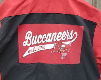 Tampa Bay Buccaneers shirt on Men's XL Short Sleeved Red Kap Shirt Red Black