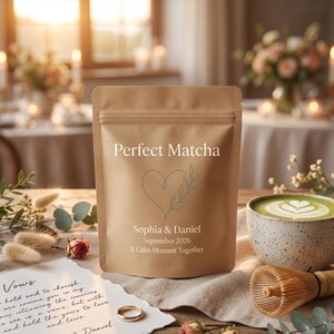 Puede incluir: Una bolsa de papel marrón de té matcha con el texto "Perfect Matcha", un diseño de corazón y hojas, y los nombres "Sophia & Daniel" con la fecha "Septiembre 2026". También se ve una taza de matcha y un batidor.