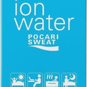 Può includere: Una scatola blu di bastoncini di acqua ionica Pocari Sweat. La scatola presenta il testo "ion water" in grandi lettere bianche e "POCARI SWEAT" sotto. La scatola include anche testo e illustrazioni giapponesi che suggeriscono quando bere il prodotto. Ogni bastoncino contiene 5,4 g di prodotto, per un totale di 8 bastoncini.