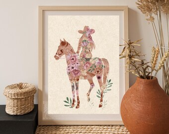 Può includere: Stampa artistica incorniciata con un'illustrazione floreale di un cavallo e un cavaliere. Il cavallo e il cavaliere sono adornati con fiori rosa e viola. L'opera d'arte ha uno sfondo beige ed è incorniciata in legno chiaro.
