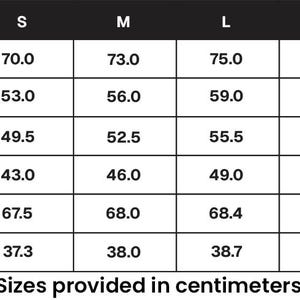 May include: A black and white chart displaying garment measurements in centimeters. Measurements include front length, chest width, waist width, bottom width, sleeve length, and hood height, with sizes ranging from XS to 5XL.