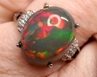 Anillo ajustable de ópalo etíope de 3,3 quilates con montura de plata 925.