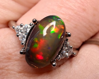 Anillo ajustable de ópalo negro etíope de 1,8 quilates