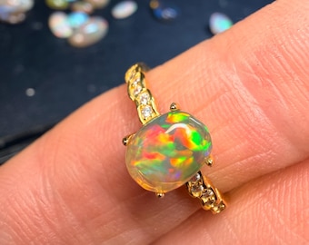 Anillo ajustable de ópalo etíope de 7,7 mm x 6,1 mm con engaste de oro de 925.