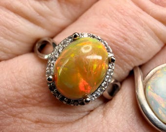 Anillo ajustable de ópalo etíope de 2,4 quilates en color naranja y amarillo