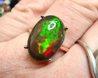 Anillo ajustable de ópalo etíope de 3,5 quilates engastado en oro rosa 925. Destellos verdes/naranjas.