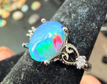 Anillo ajustable de ópalo etíope de 1,8 quilates con efecto arcoíris.