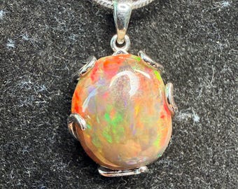 Colgante de forma irregular con ópalo etíope de 7,2 quilates en plata de ley.