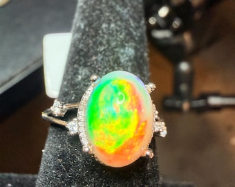 Anillo ajustable de ópalo etíope de 1,9 quilates con destello de fuego.