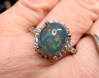 Anillo ajustable de ópalo etíope de 2,2 quilates con confeti