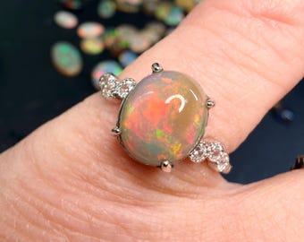 Anillo ajustable de ópalo etíope de 1,8 quilates con montura de plata de ley.