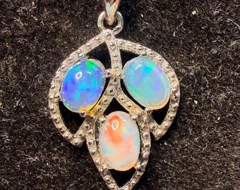 Colgante de ópalo etíope de 3 piedras con cadena