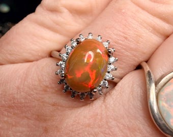 Anillo ajustable de ópalo etíope de 2,4 quilates con base oscura.