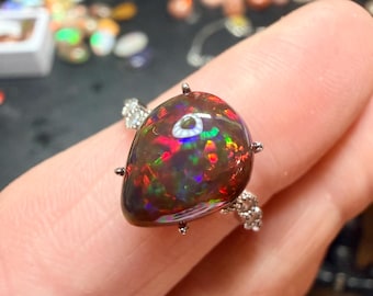 Anillo ajustable con ópalo negro etíope natural de 3,1 quilates