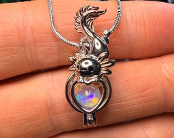 Colgante de ajolote con una esfera de ópalo etíope de 1 quilate y cadena de plata de ley con forma de serpiente.