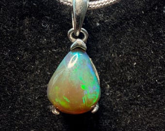 Pequeño colgante de ópalo etíope en forma de lágrima con cadena.