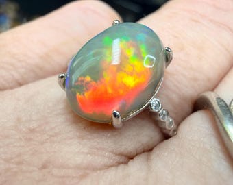 Anillo ajustable de ópalo etíope natural de 2,8 quilates con diseño de panal.