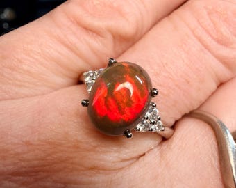 Anillo ajustable de ópalo etíope de 2 quilates con destello rojo.
