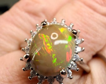Anillo ajustable de ópalo etíope de 2,1 quilates en engaste de plata 925