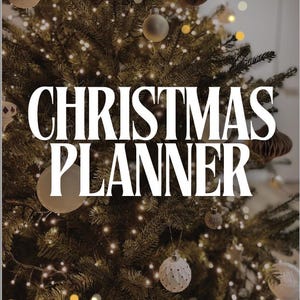 Puede incluir: Una portada de planificador navideño con el título en letras blancas grandes. El fondo es un árbol de Navidad decorado con adornos y luces. El árbol tiene una estética cálida y acogedora.