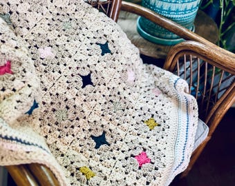 Manta cuadrada de ganchillo estilo abuela / Manta de estrellas hecha a mano / Manta de bebé de estilo vintage / Manta de ganchillo neutra / Decoración de guardería estilo cottagecore