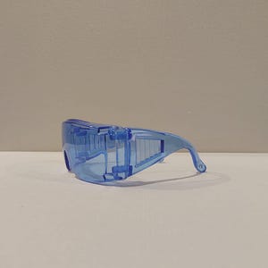 Puede incluir: Gafas de seguridad azules transparentes. Dise&ntilde;o envolvente con patillas curvas. Las lentes y la montura son de color azul claro transparente, ofreciendo protecci&oacute;n ocular. Ligeras y dise&ntilde;adas para la seguridad.