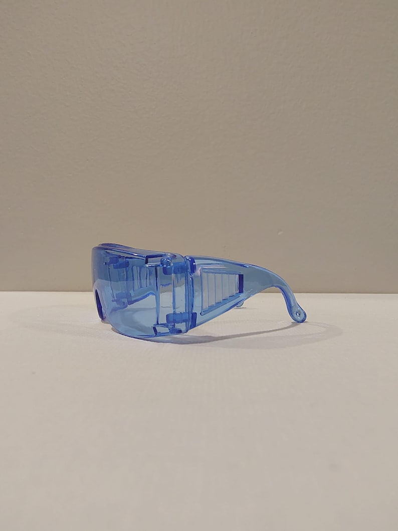 Puede incluir: Gafas de seguridad azules transparentes. Dise&ntilde;o envolvente con patillas curvas. Las lentes y la montura son de color azul claro transparente, ofreciendo protecci&oacute;n ocular. Ligeras y dise&ntilde;adas para la seguridad.