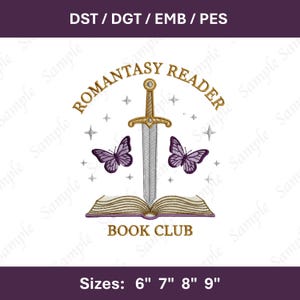 Könnte beinhalten: Ein Stickdesign mit einem Schwert, Schmetterlingen und einem offenen Buch. Der Text lautet "Romantasy Reader Book Club". Das Design umfasst die Größen: 15 cm, 18 cm, 20 cm und 23 cm. Das Design ist in Gold, Silber und Lila gehalten.