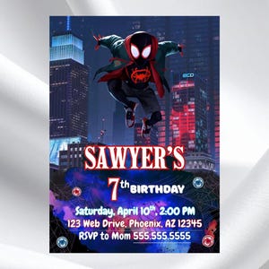 Könnte beinhalten: Eine Geburtstagseinladung mit einem Superhelden-Charakter vor einer Stadtkulisse. Die Einladung trägt die Aufschrift "SAWYER'S 7th BIRTHDAY" mit Veranstaltungsdetails: Datum, Uhrzeit, Adresse und RSVP-Informationen.